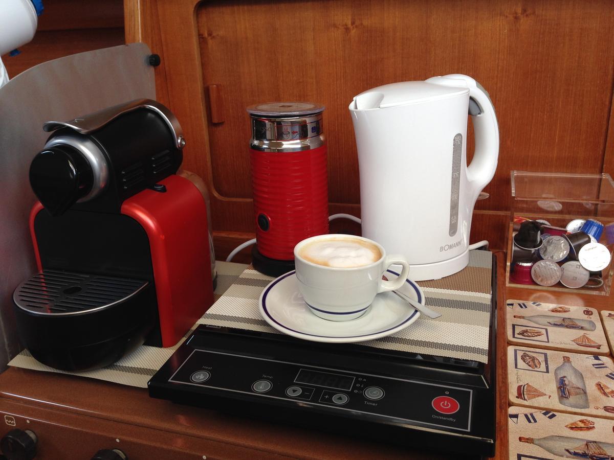Botel Boat & Breakfast *