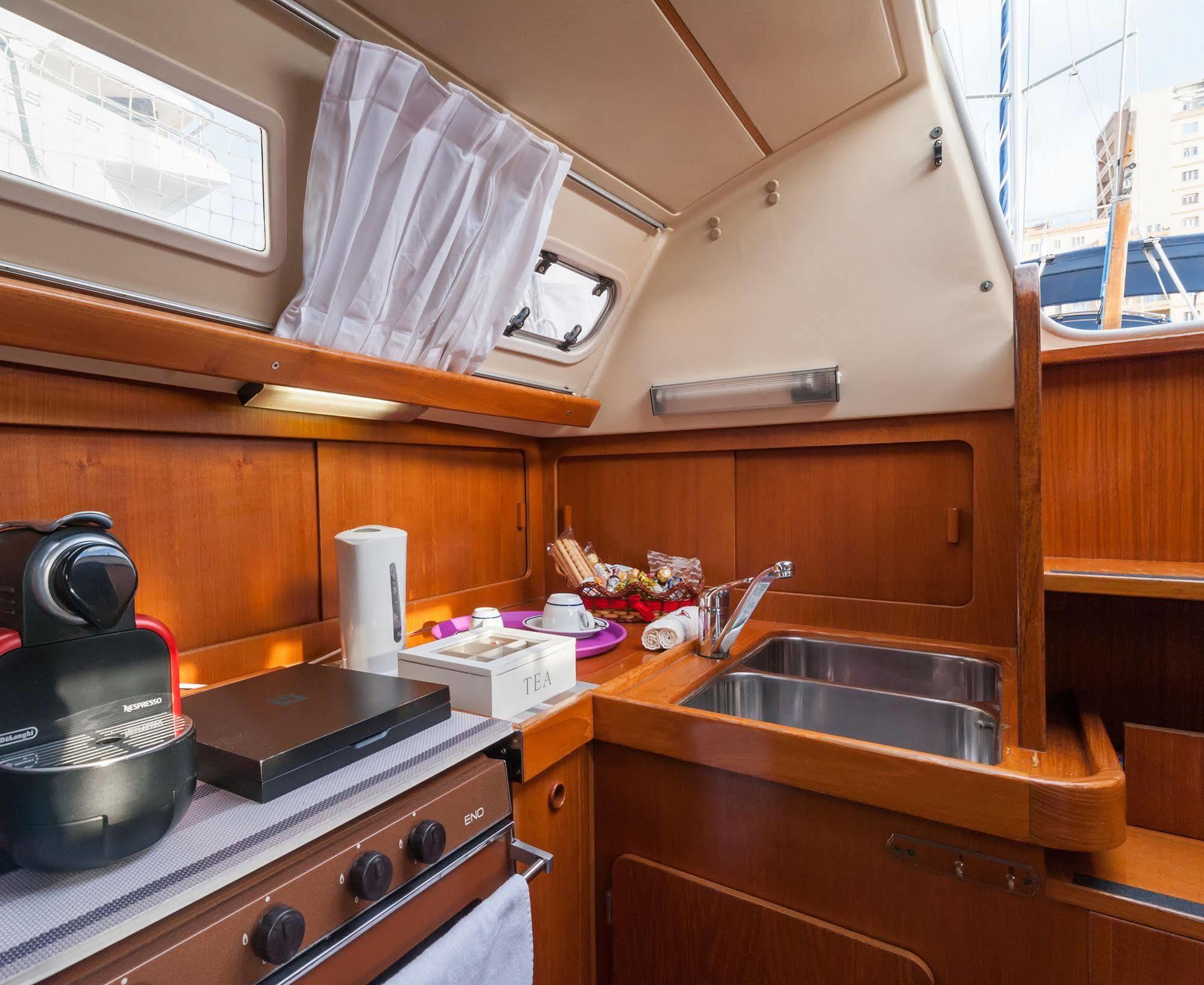 Boat & Breakfast Botel
