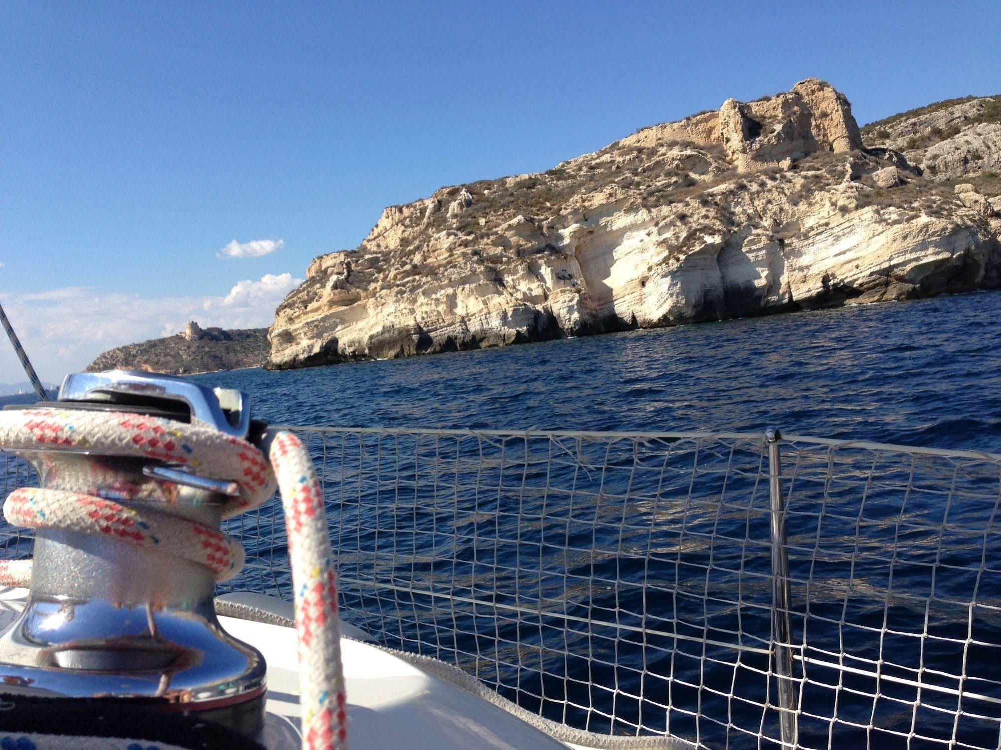 Boat & Breakfast *